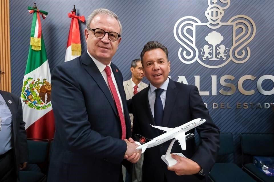Luis Noriega, director general de México y LATAM de Air Canadá, con el Gobernador Pablo Lemus Navarro.