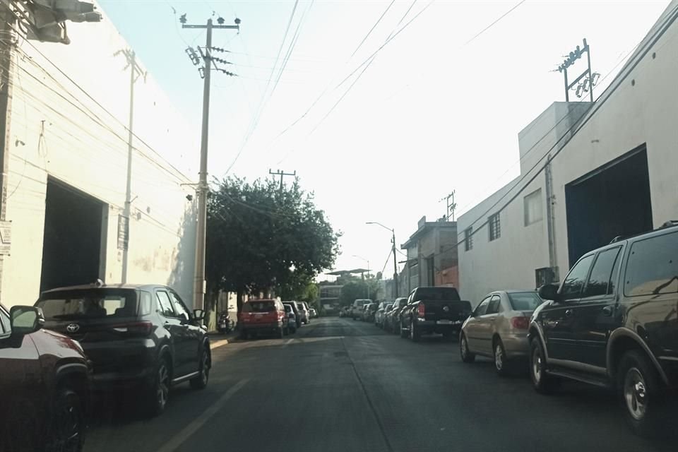 Dos hombres fueron detenidos en la Colonia Postes Cuates, tras agredir a un elemento de Fiscalía que acudió a cumplir orden de aprehensión.