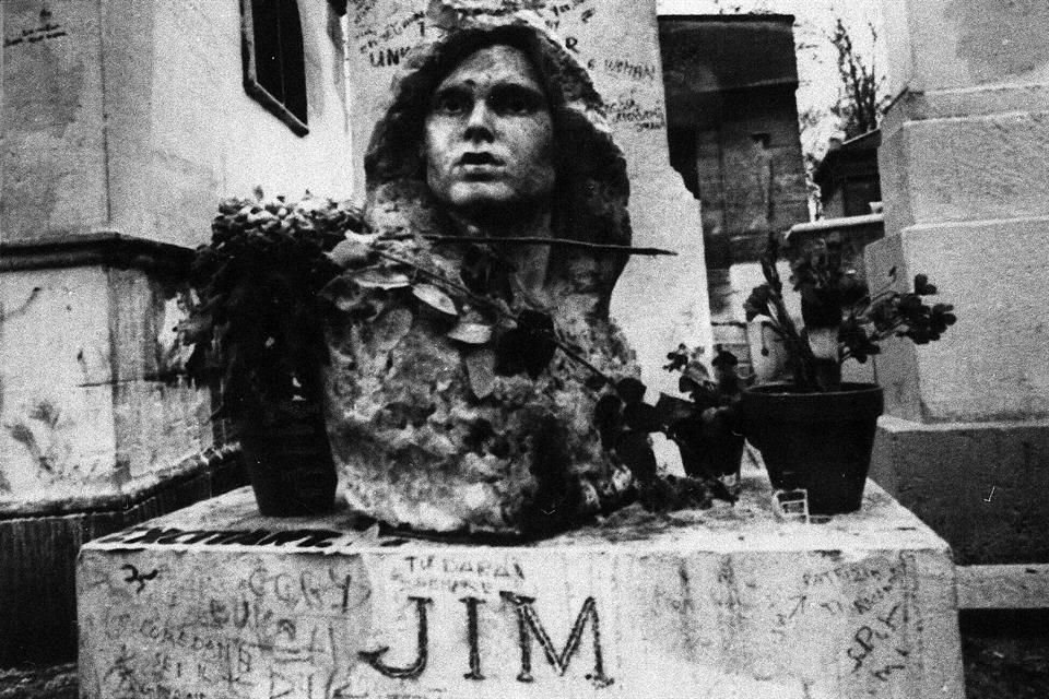 El busto de Jim Morrison en el cementerio Père-Lachaise, en París,  que fue colocado en 1981 y robado en 1988, ya fue encontrado.