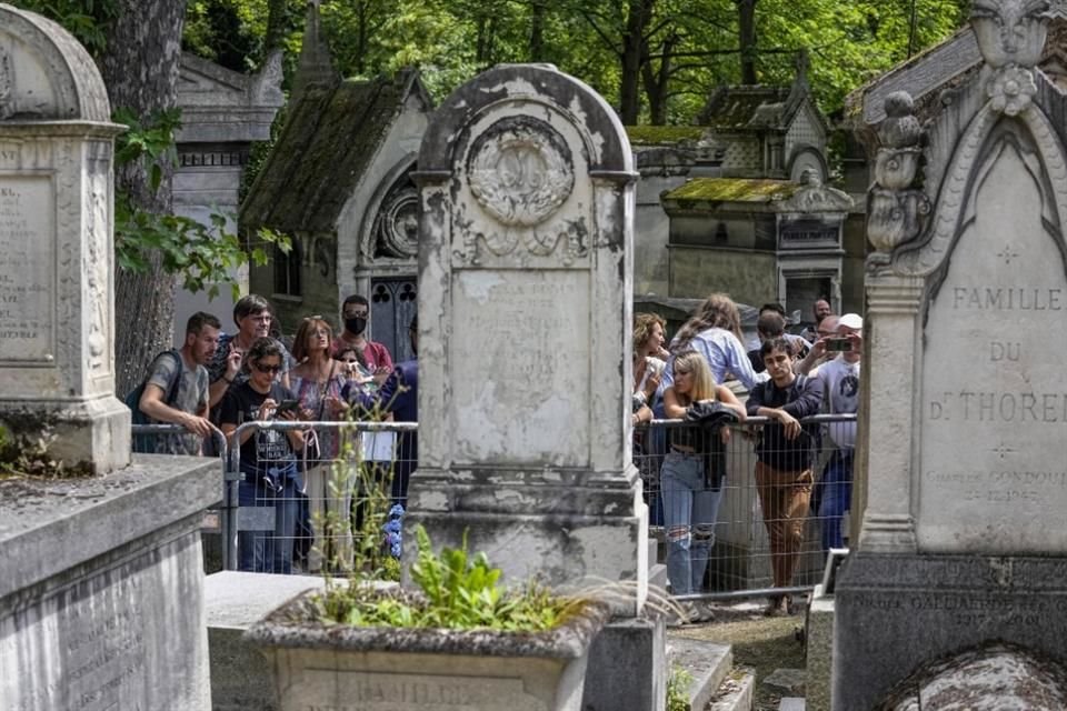 Fue sepultado en Père-Lachaise, el cementerio de la ciudad donde descansan los restos de numerosos artistas.