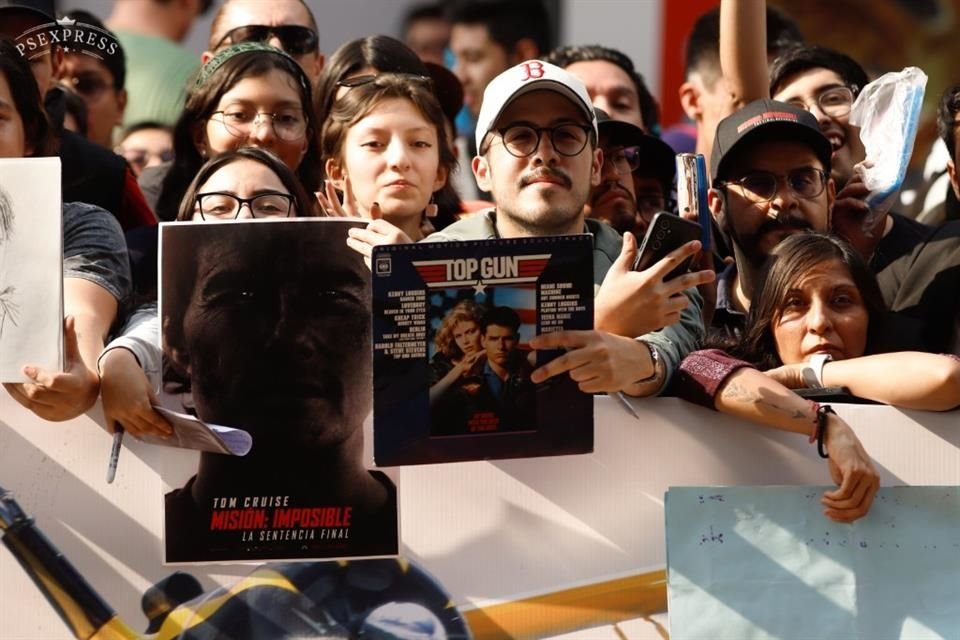 Todos querían conseguir un autógrafo del histrión.