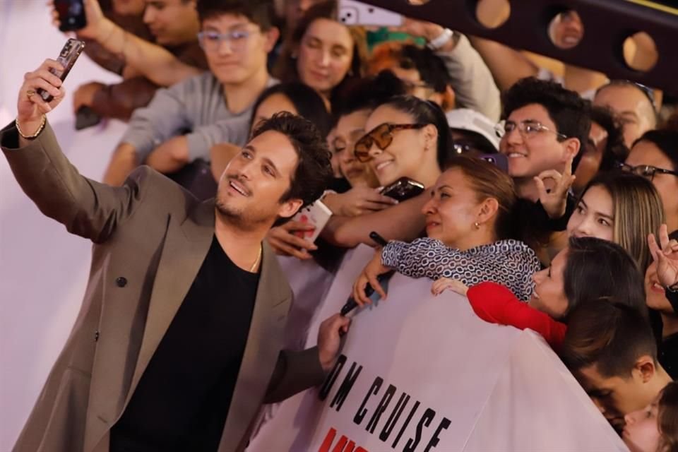 Diego Boneta aprovechó para tomarse selfies con los fans.