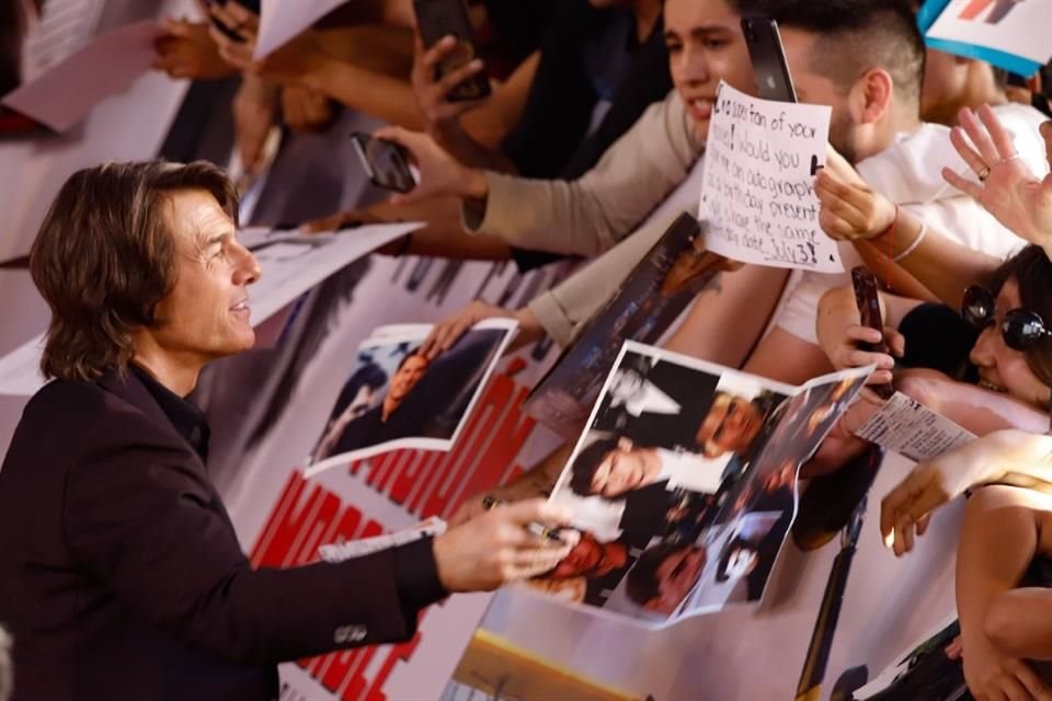 Fotos, cartas, pósters y carteles personalizados recibieron al actor de Hollywood.