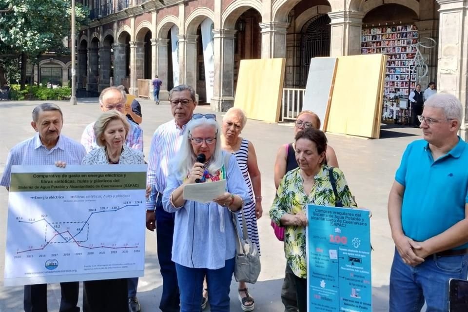 Activistas y ciudadanos protestaron para exigir que la Fiscalía de Morelos atienda las denuncias por presuntos casos de corrupción en el Sistema de Agua Potable y Alcantarillado de Cuernavaca.