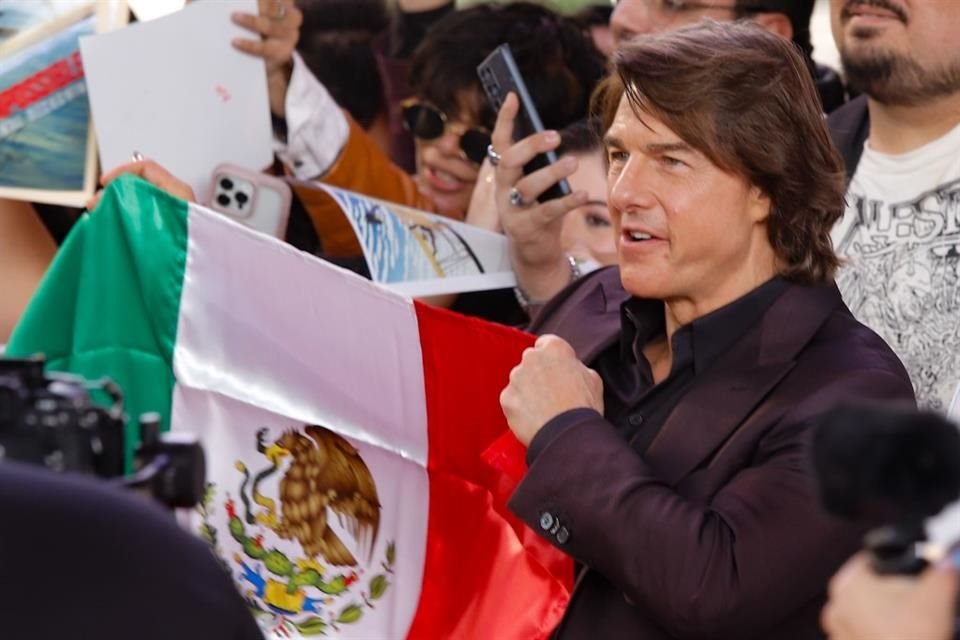 Orgulloso, sostuvo la bandera de México.