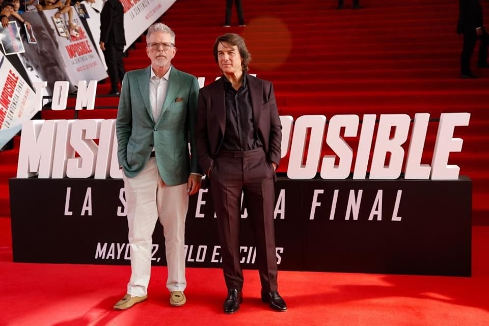 La dupla posó junto al título del filme.