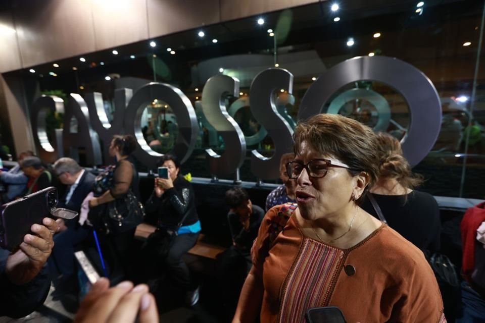Martha Ávila, Presidenta de la Mesa Directiva del Congreso, acudió al velorio.