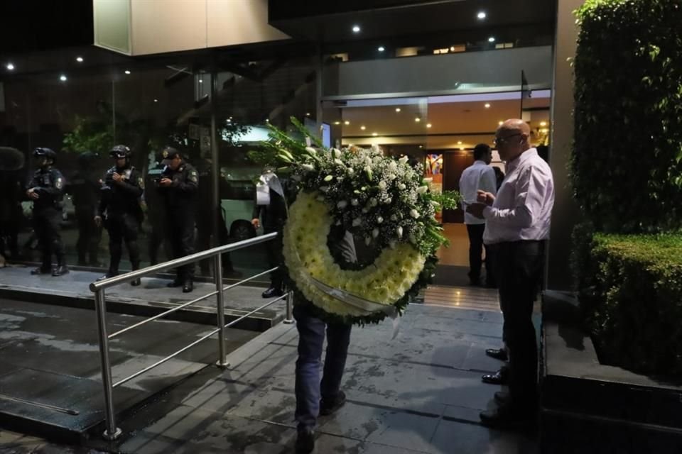 En la funeraria Gayosso de Sullivan, en la Colonia San Rafael, Alcaldía Cuauhtémoc, ingresan poco a poco funcionarios de distintas secretarías del gobierno local.