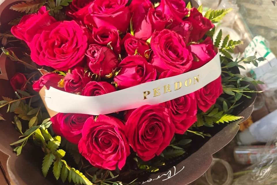 El IJCF trabaja en dos dictámenes relacionados con las flores con la palabra 'perdón' dejadas afuera de donde asesinaron a Valeria Márquez.