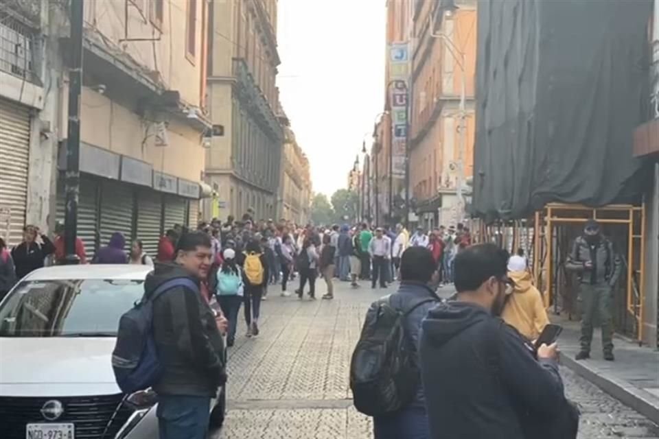 Los maestros de la CNTE rodean Palacio Nacional por Correo Mayor y también en Corregidora.