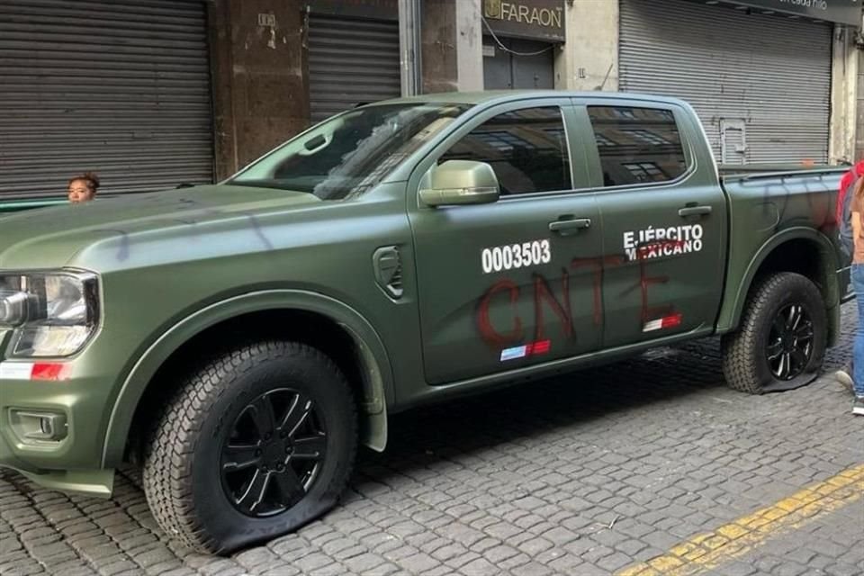 Una camioneta del Ejército fue vandalizada por integrantes de la CNTE, que no solo la grafitearon, sino que también le pincharon las llantas.