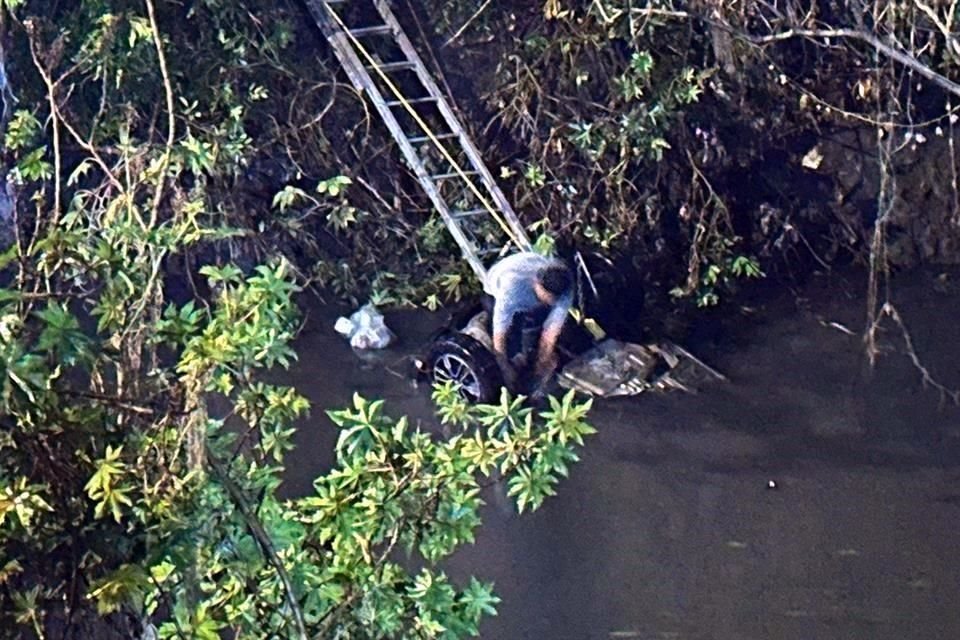 El vehículo en el que iban los alumnos se cayó en aguas del Emisor Poniente.