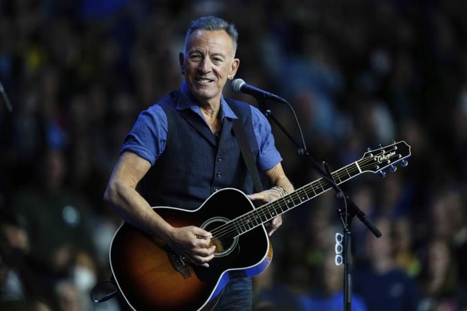 Bruce Springsteen lanzó un minidisco en vivo con críticas a Trump, quien lo llamó 'imbécil' por denunciar su gobierno como corrupto.