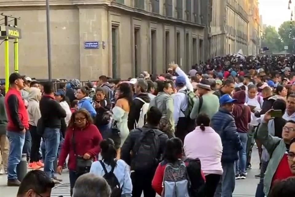Los maestros bloquearon esta mañana los accesos a Palacio Nacional.