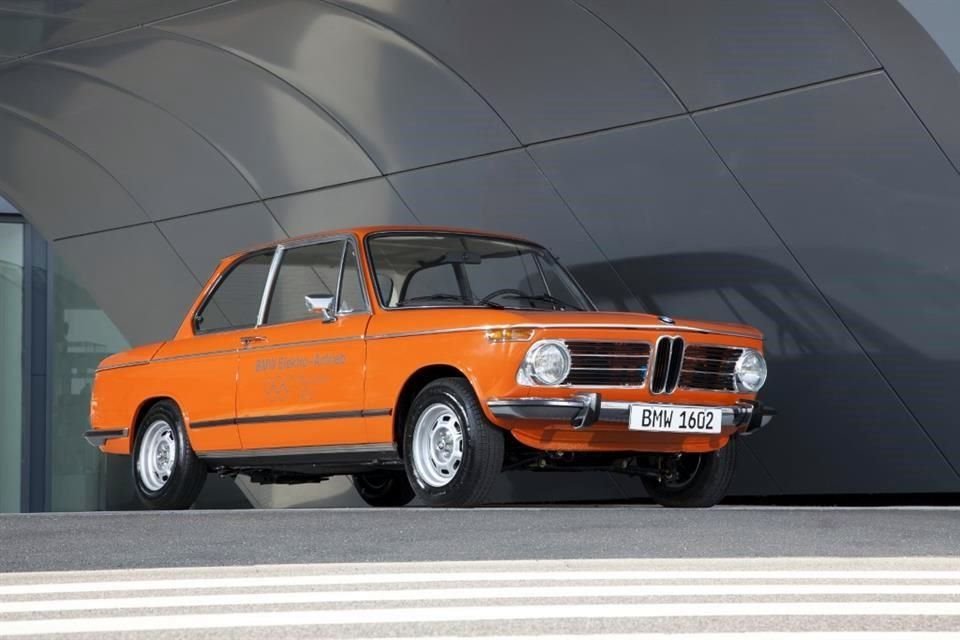 El BMW 1602 de propulsión eléctrica alcanzaba una velocidad máxima de 100 km/h.