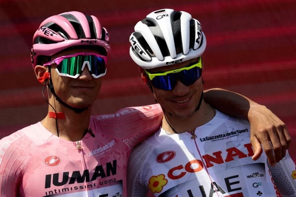 Isaac Del Toro poses posa junto a su compañero Juan Ayuso.