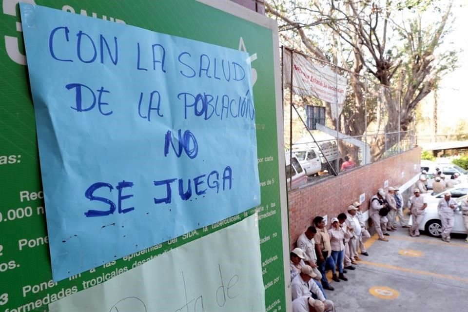 Los trabajadores se instalaron en plantón afuera de las oficinas de la Secretaría de Salud estatal.