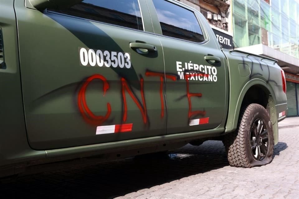 Maestros de la CNTE vandalizaaron una camioneta del Ejército estacionada frente a Palacio Nacional.