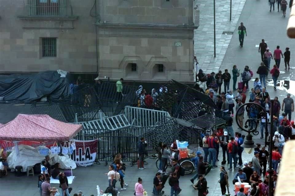 Los maestros cercaron Palacio Nacional e impidieron el acceso de funcionarios.
