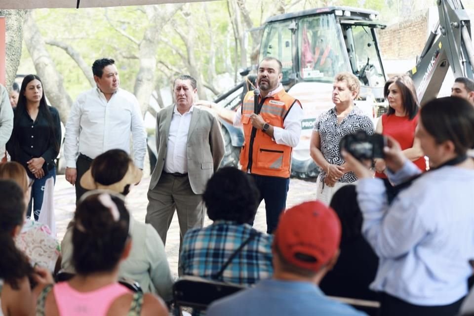Quirino Velázquez, alcalde de Tlajomulco, inicia cinco obras en el fraccionamiento El Palomar.