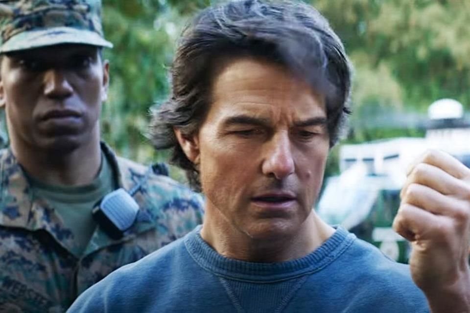 La película inicia con un montaje cual segmento de homenaje en los Óscares que contiene escenas de toda la franquicia.