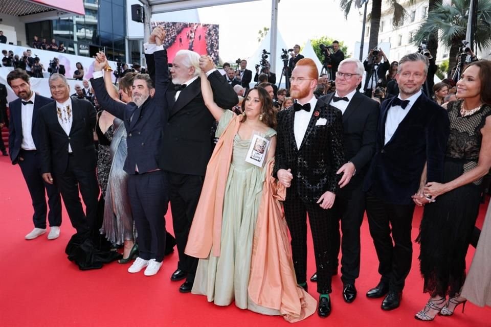 Rafael Correa aplaudió en Cannes el documental sobre Julian Assange y afirmó que ayudará a ajustar cuentas con la historia.