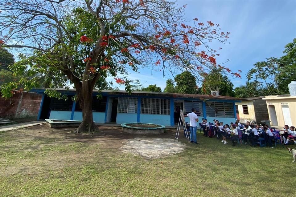 Alumnos de la Escuela Primaria Rural Federal 'Benito Juárez' en Villahermosa, Tabasco, se han visto obligados a tomar clases fuera de los salones ante ola de calor que atraviesa el Estado.