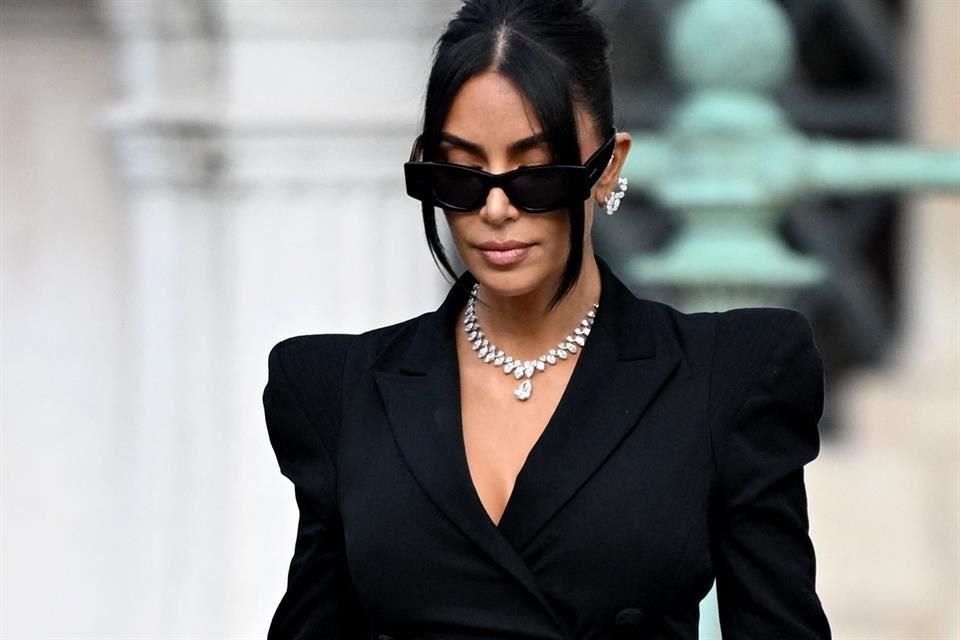 Kim Kardashian fue sorprendida por sus seres queridos con una fiesta por haber terminado sus prácticas en la facultad de derecho.