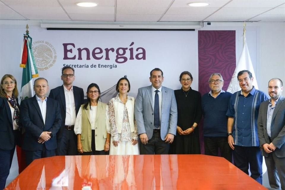 Juan Carlos Solís Ávila, nuevo director general de la Comisión Nacional de Energía y Luz Elena González Escobar, Secretaria de Energía.