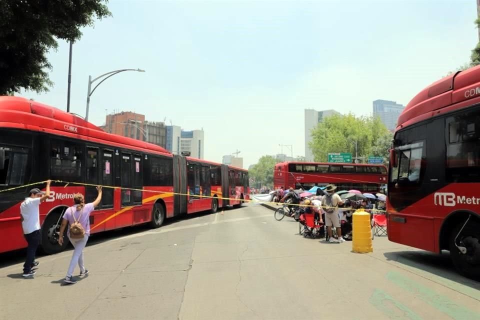 El servicio de Metrobús en Paseo de la Reforma fue suspendido desde Campo Marte al Metro Hidalgo.