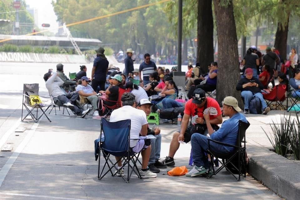 Los maestros colocaron lonas, lazos y sillas en la avenida, en la glorieta de La Diana Cazadora, el Ángel de la Independencia, Insurgentes y El Caballito.<br><br>