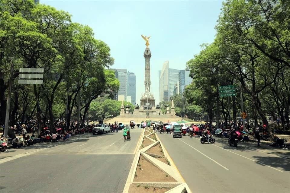 Tras boicotear la mañanera en Palacio Nacional, con el bloqueo a los accesos, el magisterio se trasladó a distintos puntos de Paseo de la Reforma para retomar su jornada de lucha.