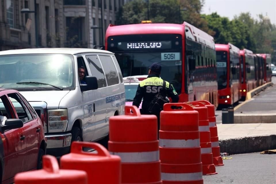 'No dejen pasar ni las motos, nadie pasa', dijeron los profesores desde las bocinas.