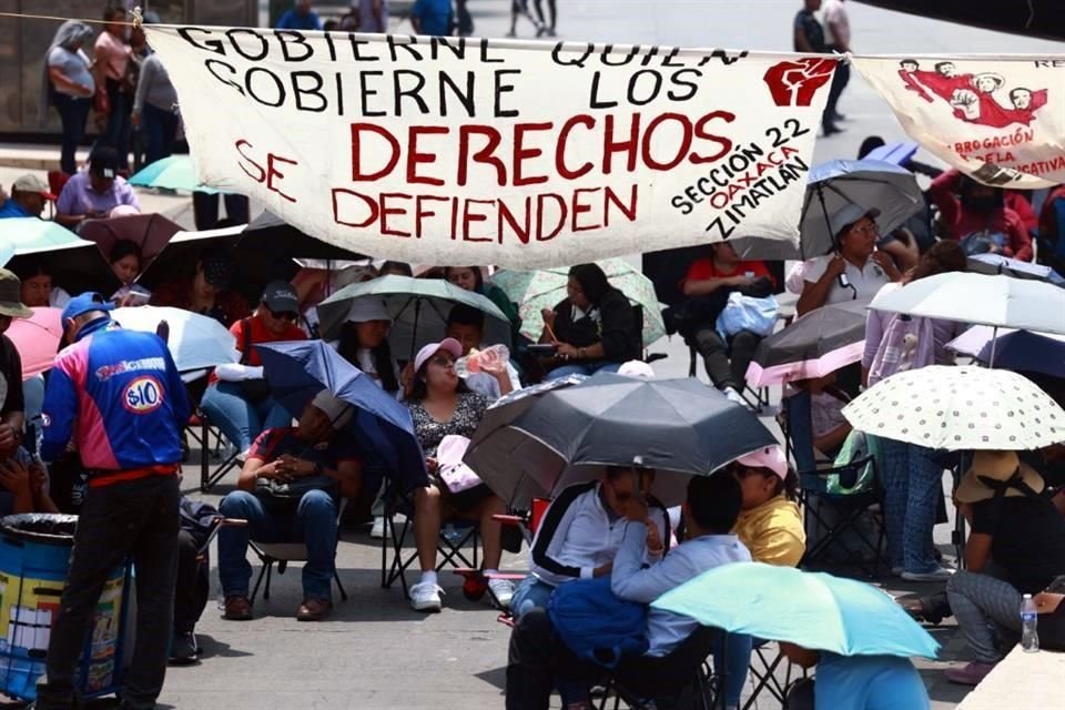 Los inconformes llevaron lonas para colocarlas en los carriles centrales, mesas para colocar alimentos, garrafas de agua, fruta y anafres. Además, sopas de letras y barajas para amenizar la estancia.