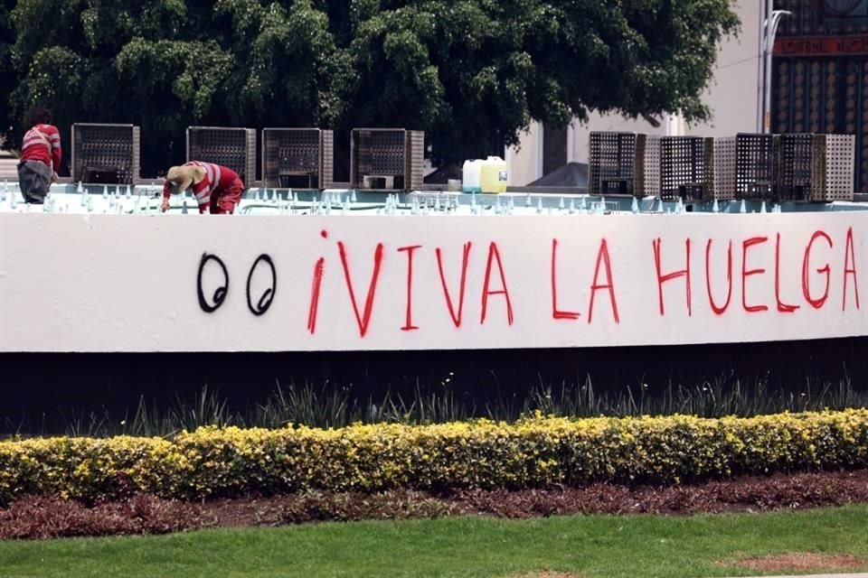 Los docentes también realizaron pintas.