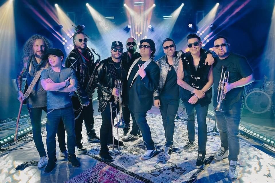 La banda mexicana se caracteriza por hacer sus propias versiones de éxitos en español e inglés.