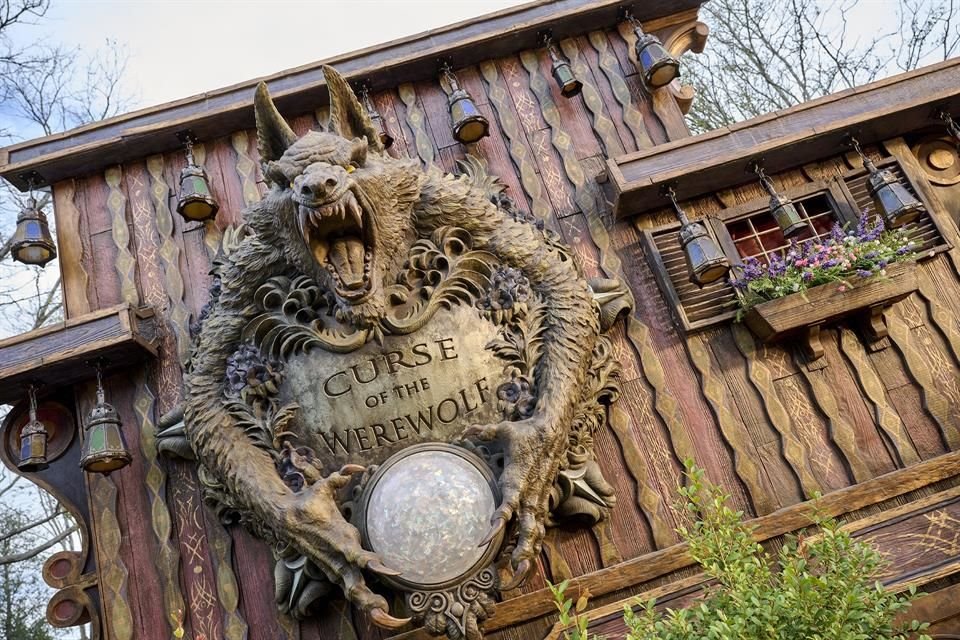 Hay castillos góticos que invitan a las pesadillas, cementerios, bosques donde se escuchan aterrorizantes aullidos y tabernas donde acecha el peligro.
