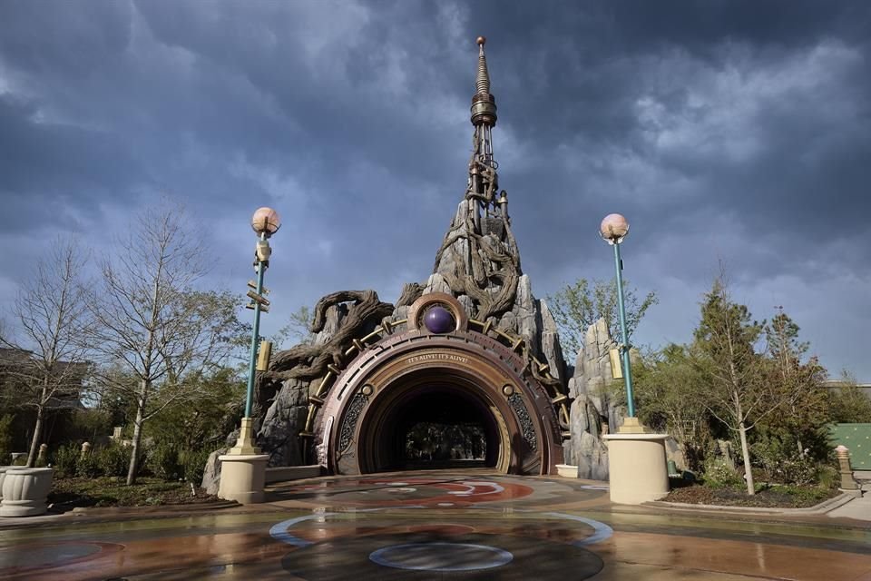 Tras atravesar un portal, el visitante estará dentro de la Villa Darkmoor, un pueblo lleno de folclor y leyendas, de atmósfera lúgubre, donde ocurre toda la narrativa de este Dark Universe.