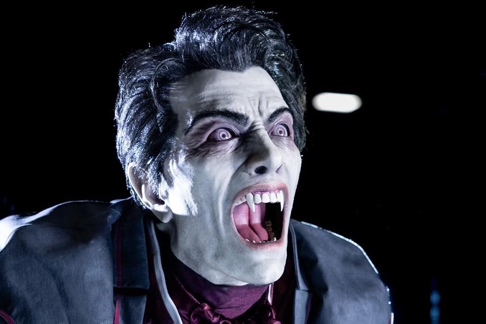 Todo se pondrá de cabeza, literalmente, cuando Drácula se libere de su prisión y lidere una revuelta en una experiencia digna de una película de terror del estudio.