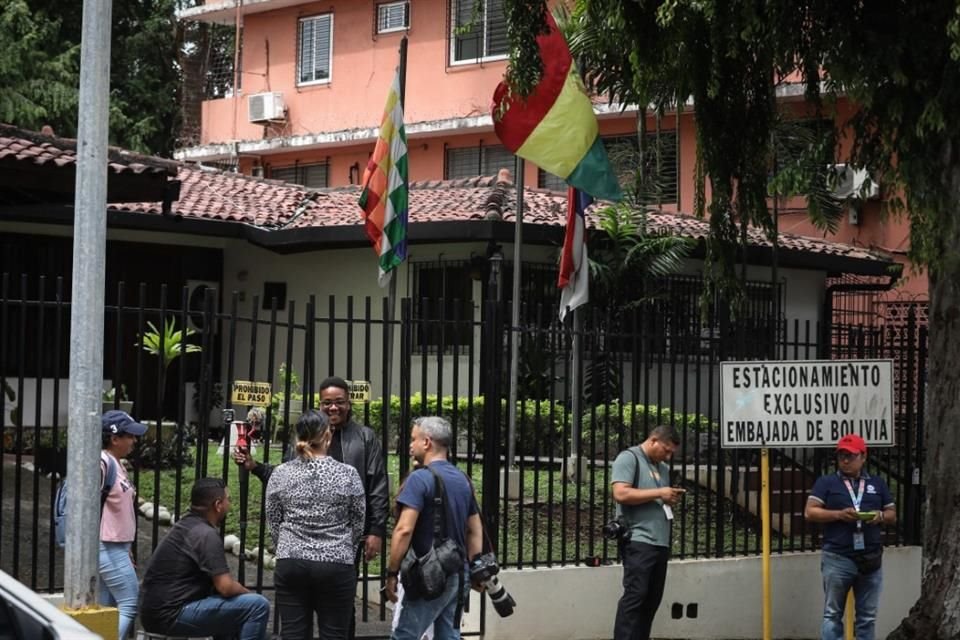 Periodistas afuera de la Embajada de Bolivia en Panamá, el 21 de mayo del 2025.
