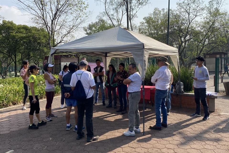 Especialistas realizaron una sesión informativa para explicar a visitantes el proceso de derribo.