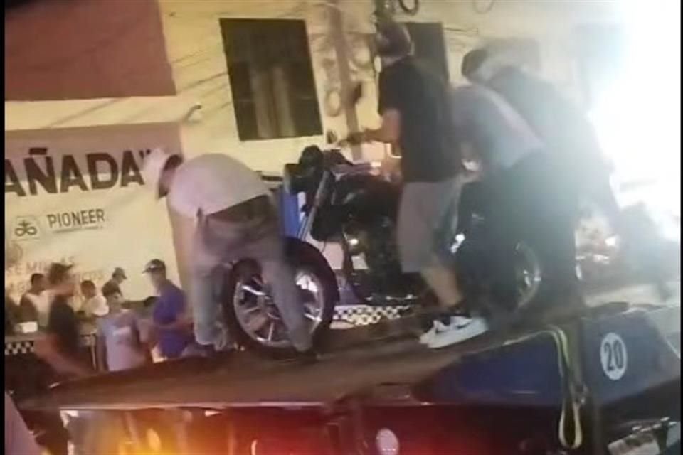 Cerca de 120 personas se opusieron a un operativo de control vehicular en Juanacatlán, donde bajaron de una grúa motocicletas aseguradas por la autoridad.