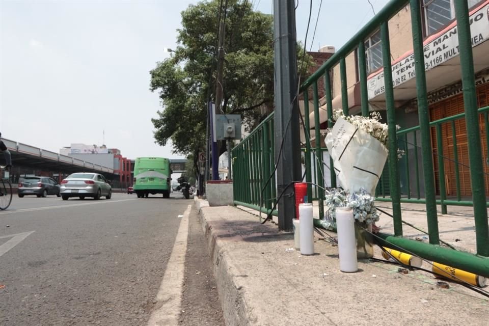 RASTROS DEL ATAQUE. Veladoras y flores fueron dejadas en el punto donde se registró la agresión.