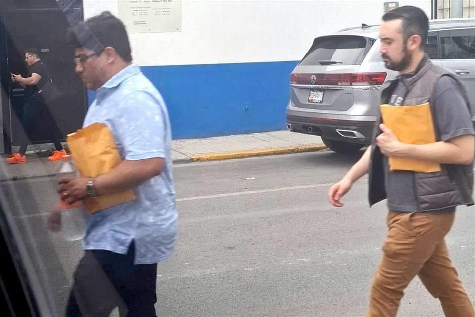 Los participantes en el encuentro recibieron sobres con material para practicar cómo deberán votar.
