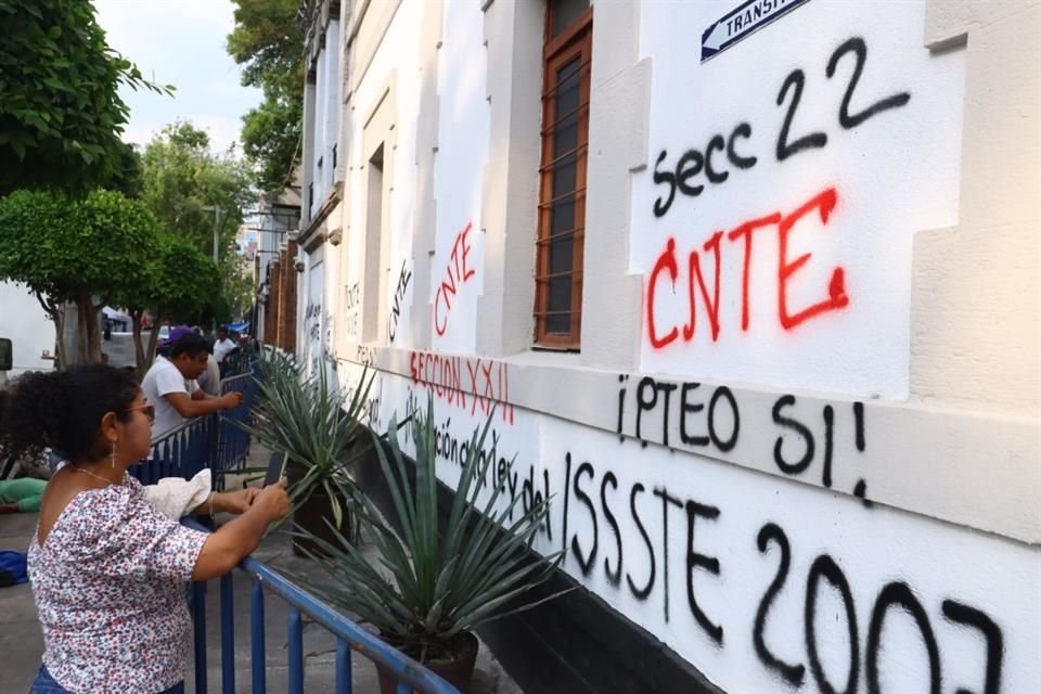 Maestros de la CNTE programaron para este jueves una serie de bloqueos contra sedes de servicios de Afores.