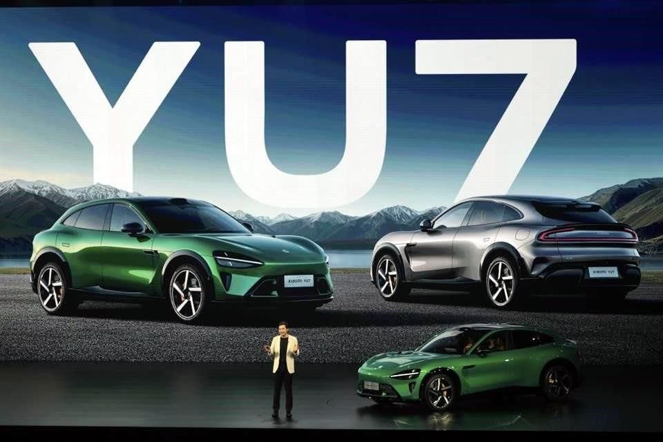 Lei Jun, fundador de Xiaomi, muestra la Xiaomi YU7, una SUV de lujo y alto desempeño.