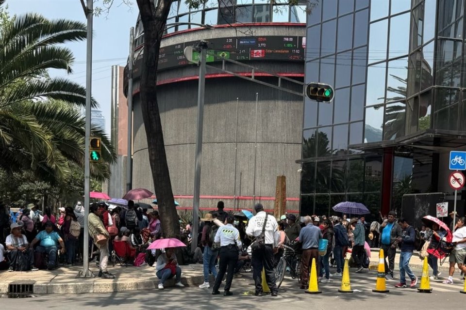 Maestros de la CNTE protestan en la Bolsa Mexicana de Valores.