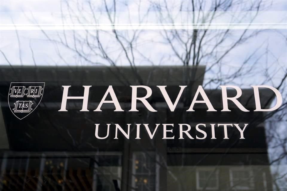 Administración Trump revocó  capacidad de Universidad de Harvard para inscribir estudiantes internacionales por fomentar el antisemitismo.