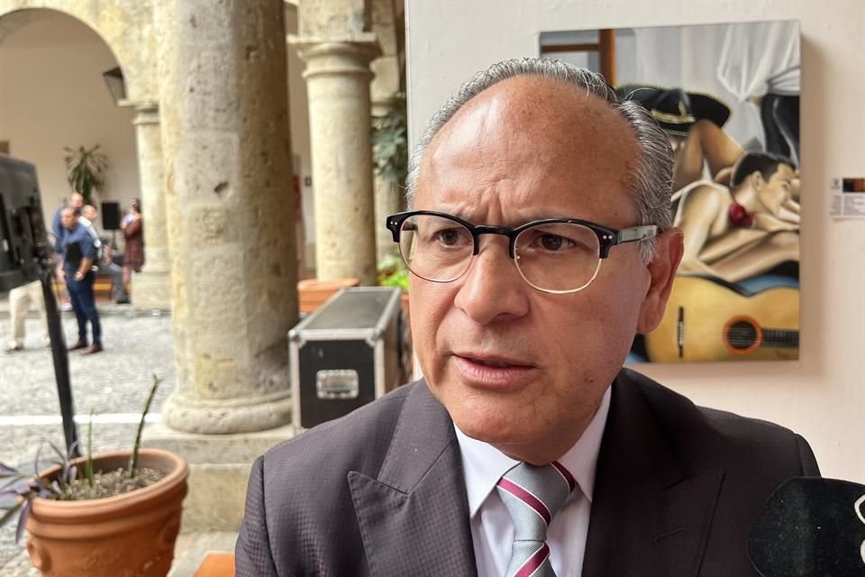 Héctor Raúl Pérez Gómez, secretario de Salud de Jalisco, expuso que brigadistas enfrentan dificultades para fumigar contra dengue en casas.