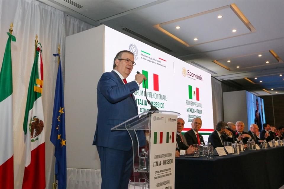 Marcelo Ebrard en reunión con funcionarios italianos.